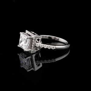 Bague de fiançailles en diamant taille princesse pour femme, argent 925 plaqué rhodium, design géométrique classique - Product Image 3