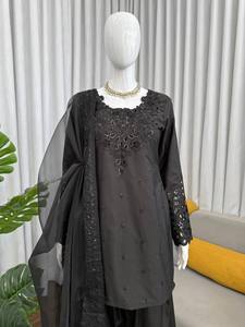 Costume ethnique en crêpe naturel de qualité supérieure avec dupatta brodée en soie organza - Product Image 3