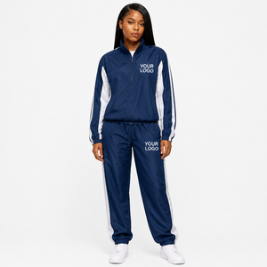 Conjunto Deportivo Cortavientos de Alta Calidad para Mujer con Logotipo Personalizado, Chaqueta de Nailon con Cremallera y Franja Lateral Blanca y Pantalones Jogger de Nailon 2026 - Product Image 2