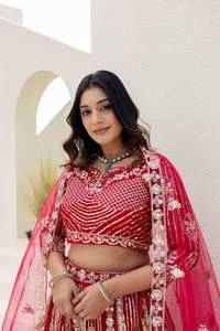 La elegancia se une a la tradición: el color del mehndi combinado con una dupatta multicolor bellamente bordada, perfecta para ocasiones festivas. - Product Image 2