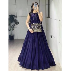 Ensemble de vêtements indiens et pakistanais de style contemporain, comprenant une veste brodée de perles de qualité supérieure, un lehenga uni plissé et une blouse, entièrement cousu. - Product Image 1