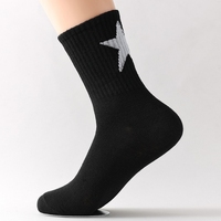 Chaussettes de sport pour femmes, couleur unie noir et blanc, étoile à cinq branches, absorbant la transpiration, respirantes, chaussettes personnalisées en jacquard