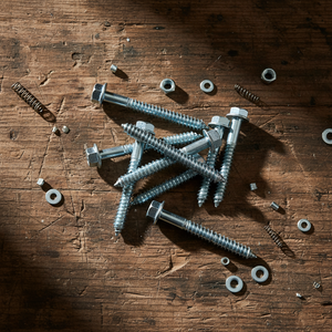 สกรู PDC เกลียวหยาบสำหรับงานไม้ หัวหกเหลี่ยมภายนอก ปลายแหลม ผลิตจากเหล็กกล้าคาร์บอนเกรด 4 ความแข็งแรงสูง ขนาดเมตริก/นิ้ว ชุบสังกะสี HRC22-32 - Product Image 1