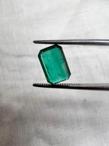 Pierre précieuse brute de 2,04 carats, taille émeraude traditionnelle, pour bijoux fins - Product Image 1
