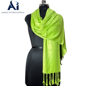 Écharpe hijab en viscose pashmina en gros |   Fabricant et exportateur de foulards en tissu uni doux et tendance en gros |   OEM ODM Respirant et Durable - Product Image 4