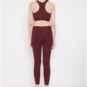 Ensemble de yoga réversible et respirant pour femme, fabriqué au Pakistan, motif uni, logo sur le devant, écologique, haute qualité - Product Image 3