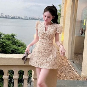 Robe de soirée vintage en dentelle florale, longueur mi-cuisse, sans bretelles, coupe trapèze, en satin, avec détail nœud en sequins - Product Image 2