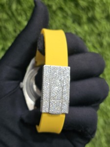 Reloj de Lujo Unisex con Incrustaciones de Diamantes y Cristal de Zafiro, Correa de Caucho Amarillo y Acero Inoxidable, Cuarzo Analógico con Visualización de Fecha, Caja de 41 mm - Product Image 2