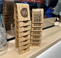 Support de menu en bois écologique gravé avec code QR personnalisé, support de table moderne en bois naturel antique pour restaurant et café