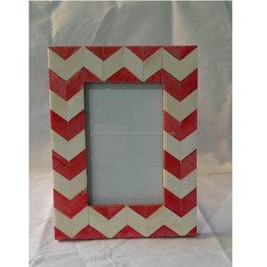 Marco de Fotos de Madera Hecho a Mano con Patrón Chevron Rojo y Blanco, Decoración Contemporánea Vibrante para el Hogar - Product Image 1