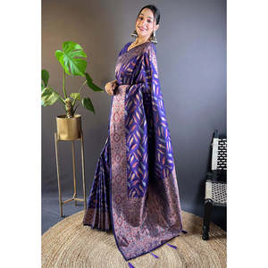 ผ้าไหมสีม่วงอ่อนแบบอีลิทวีฟส์  ลายปักสามเส้น  งานทอประณีต  เหมาะสำหรับใส่ไปงานเลี้ยง - Product Image 3