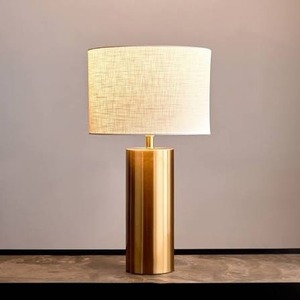 Lámpara de Mesa LED Moderna con Acabado de Latón, Pantalla de Tela Blanca, Alimentación por CC, Lámpara de Pie para Dormitorio, Hogar u Hotel - Product Image 1
