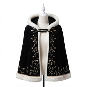 Capa Tradicional de Carnaval, Capa de Terciopelo Negro con Ribete de Piel Blanca y Bordado Dorado, Capa de Disfraz - Product Image 4