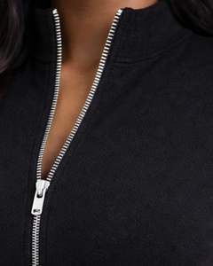 Ensemble de yoga deux pièces noir personnalisé pour femme : haut court zippé et pantalon évasé taille haute, extensible, pour fitness et gym – Fabricant OEM sur mesure - Product Image 4