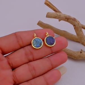 Pendentif rond en labradorite brute avec lunette en or texturé Charme de pierres précieuses flashy Connecteur fait main plaqué or 18 carats - Product Image 4