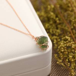 Collier avec pendentif en cristal brut de tourmaline verte naturelle, fil d'or rose enroulé, forme irrégulière pour la fabrication de bijoux - Product Image 5