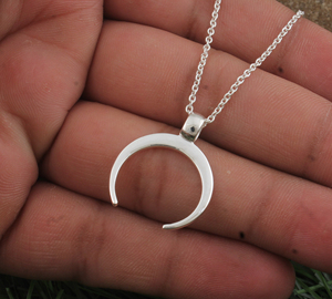 Collier Pendentif Lune Plaqué Argent 925, Charme Croissant de Lune Bohème, Bijou Céleste Élégant pour Femme - Vente en Gros - Product Image 1