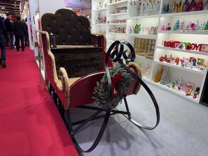 Chaise de traîneau du Père Noël en velours rouge avec structure métallique, siège décoratif pour exposition de Noël et événements festifs - Product Image 3