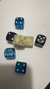 Ensemble de dés en résine artisanale de qualité supérieure avec points dorés et blancs, couleurs bleues et crème, objet artistique de collection pour jeux de table - Product Image 4
