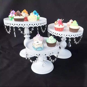 Support à gâteau en résine de qualité supérieure, construction durable avec finition brillante, idéal pour la présentation de desserts et une présentation de table élégante et stylée. - Product Image 4