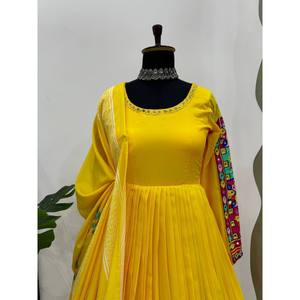 Ensemble Designer XL Gown et Dupatta Impression numérique et travail en miroir réel - Product Image 1