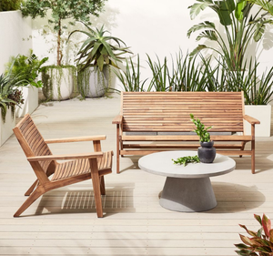 Ensemble de jardin minimaliste en teck massif pour hôtel, avec banc en bois, deux fauteuils, table basse ronde, imperméable et écologique - Product Image 1
