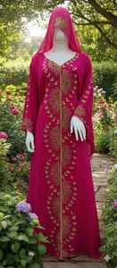 Kaftan marocain magenta exquis avec broderie dorée complexe et accents perlés, hijab en mousseline assorti, élégance royale, longueur au sol - Product Image 2