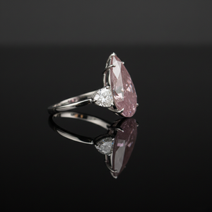 Extraordinaire bague en diamant rose en forme de poire, entourée de diamants blancs en forme de cœur, trois pierres, diamant cultivé en laboratoire, idéale pour offrir. - Product Image 4