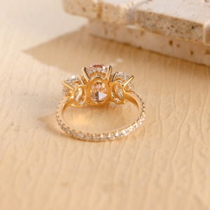 Bague de fiançailles à trois pierres en diamant rose de laboratoire de taille ovale certifié IGI, plaqué or 14 carats, luxe pour mariage et anniversaire - Product Image 3