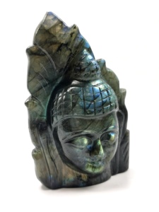 Tête de Bouddha en cristal de labradorite sur feuille - sculpture artisanale du Bouddha serein et méditant - Product Image 2