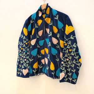 Chaqueta de Terciopelo Azul Hecha a Mano con Diseño de Jardín Encantador, Chaqueta Bohemia Bordada con Corazones, Cárdigan Artesanal Bordado - Product Image 3