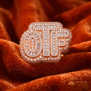 Anillo OTF Personalizado para Hombre, Chapado en Oro Rosa de 18K, con Incrustaciones de Moissanita VVS, Estilo Hip Hop, Corte Baguette, Inicial - Product Image 4