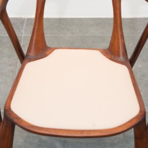 Chaise de salle à manger en bois massif de style italien contemporain avec dossier et accoudoirs rembourrés, plusieurs options de couleurs, PISANO - Product Image 1