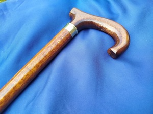 Canne de marche artisanale en bois naturel avec poignée courbée, support durable pour usage domestique et marche quotidienne, approvisionnement B2B - Product Image 4