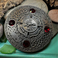 Grande broche écossaise motif tartan pompier celtique, rouge et peltier, pour kilt écossais et tenue des Highlands 2026