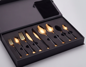 Ensemble de couverts finition or métallisé avec manche noir élégant, parfait pour recevoir des dîners en famille, des fêtes ou pour la décoration de la cuisine. - Product Image 6