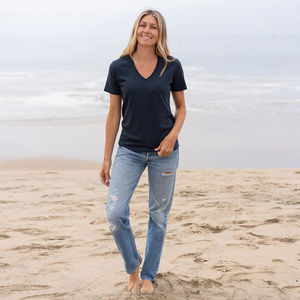 Camiseta de Manga Corta con Cuello en V para Mujer, Colores Personalizados, Poliéster/Algodón, Ecológica, Certificada GOTS, Premium, Suave y Transpirable - Product Image 3