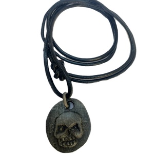 Collier crâne fait main-Crâne en bois découpé et gravé au laser avec collier cordon réglable-Bijoux faits main - Product Image 1