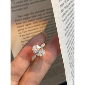 แหวนเพชรแล็บรูปไข่ 2 กะรัต ทองคำขาว 14K แหวนหมั้นสามเม็ด สี E ความสะอาด VVS2 รับรองโดย IGI พร้อมเพชรทรงมาร์คีส์ด้านข้าง - Product Image 1