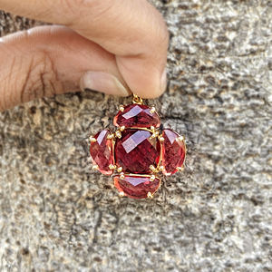 Colgante Decorativo Infantil de Cuarzo Rubí con Gema en Forma de Flor, Corte Cojín, Eslabón Central, Latón Bañado en Oro de 18K, Estilo Minimalista y Moderno - Product Image 5