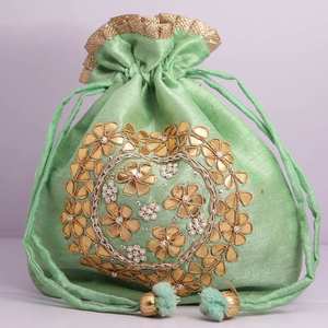 Pochette en soie faite à la main avec broderie florale dorée et détails en perles pour décoration de mariage - Product Image 1