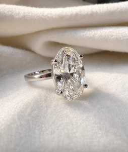 Anillo Solitario con Diamante Ovalado de 5 Quilates Cultivado en Laboratorio, Corte Clásico Catedral, Color F, Claridad VVS2, Certificado IGI - Product Image 5