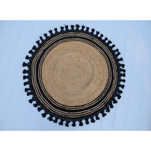พรมปูพื้นทรงกลมทำมือจากปอกระเจา พร้อมพู่สีดำ สไตล์โบฮีเมียน ตกแต่งห้องนั่งเล่น ทอแบบเรียบ สีเบจธรรมชาติ - Product Image 1