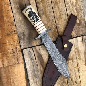Cuchillo de caza hecho a mano de acero de Damasco con hoja de punta caída, mango de marfil con diseño de guadaña y funda de cuero. - Product Image 6