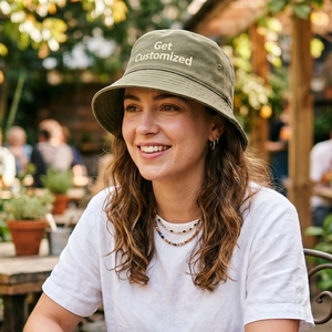 Chapeau Bob en Coton Rayé Rouge Personnalisable avec Texte DIY – Casquette de Soleil Unisexe de Haute Qualité pour Fêtes à la Plage - Product Image 1