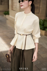 Blusa Corta Elegante para Mujer con Cuello Mandarín y Pliegues, Estilo Peplum, Informal para Oficina, Algodón y Seda, OEM ODM, Teñido Liso, IRENE - Product Image 4