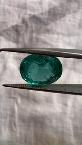 Émeraude ovale de Zambie 5,38 carats – Pierre brute de qualité commerciale pour bijoux - Product Image 2