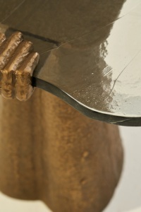 Mesa de Bar Artística de Aluminio Fundido con Base Cónica Esculpida, Acabado Texturizado, Tapa de Vidrio de Diseño, Pieza Destacada, Acento de Lujo para el Hogar - Product Image 5