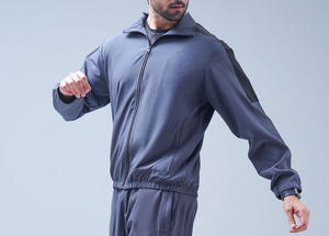 ชุดวอร์มกันลมน้ำหนักเบาผ้าโพลีเอสเตอร์ไนลอนพร้อมแถบข้างลายโลโก้แบบกำหนดเองสำหรับผู้ชาย ชุดวอร์มไนลอนสำหรับกิจกรรมกลางแจ้งสำหรับผู้ชาย - Product Image 2