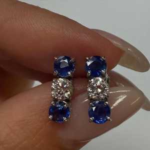 Boucles d'oreilles clous en or 14K et argent 925 avec saphir bleu, moissanite et trio de diamants, 1,84 carats, à tige linéaire, fabrication professionnelle - Product Image 1